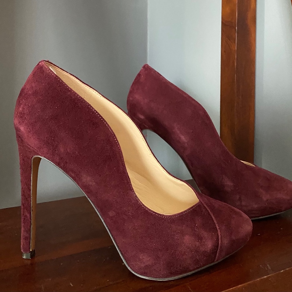 Suede burgundy pumps